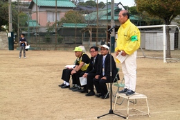 大橋実行委員長と来賓の皆さんです(ホームページ委員会撮影) 大橋実行委員長と来賓の皆さんです