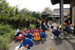 天下望見コースC 絵葉書作り、草花集め 善光寺(ホームページ委員会撮影) 天下望見コースC 絵葉書作り、草花集め 善光寺