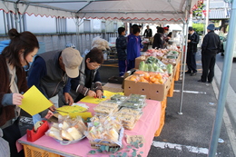 バザー 野菜果物(ホームページ委員会撮影) バザー 野菜果物