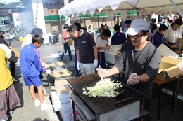 バザー 焼きそば・焼き鳥(ホームページ委員会撮影) バザー 焼きそば・焼き鳥