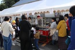 バザーポップコーン・綿菓子(ホームページ委員会撮影) バザーポップコーン・綿菓子
