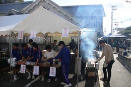 焼き鳥が良い感じに焼けています(ホームページ委員会撮影) 焼き鳥が良い感じに焼けています