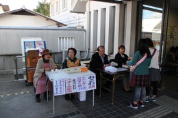 受付案内・バザー券売り場(ホームページ委員会撮影) 受付案内・バザー券売り場