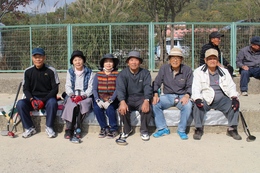 香西校区のグラウンドゴルフ選手のみなさん(ホームページ委員会撮影) 香西校区のグラウンドゴルフ選手のみなさん