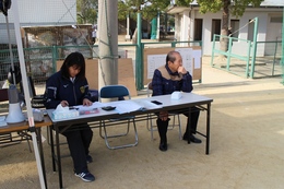 試合を見守る大橋体育協会会長(ホームページ委員会撮影) 試合を見守る大橋体育協会会長