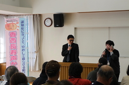 110番通報の流れの説明の様子(ホームページ委員会撮影) 110番通報の流れの説明の様子