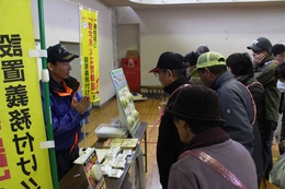 火災報知機の設置推進、および設置済み火災報知機の点検(ホームページ委員会撮影) 火災報知機の設置推進、および設置済み火災報知機の点検