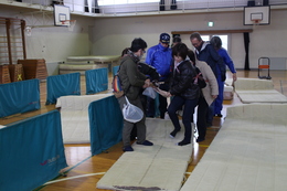 避難シュミレーション訓練(ホームページ委員会撮影) 避難シュミレーション訓練