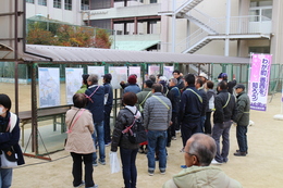 香西地区の防災マップの説明を聞く参加者(ホームページ委員会撮影) 香西地区の防災マップの説明を聞く参加者