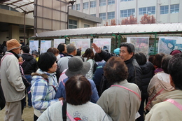 香西地区の防災マップの説明をする秋山防災士(ホームページ委員会撮影) 香西地区の防災マップの説明をする秋山防災士