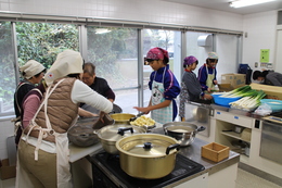 炊き出し訓練では中学生も活躍しました(ホームページ委員会撮影) 炊き出し訓練では中学生も活躍しました