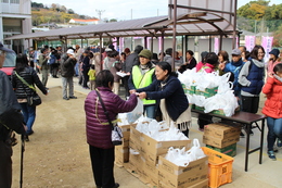 参加者全員に保存食とお茶も配られました(ホームページ委員会撮影) 参加者全員に保存食とお茶も配られました