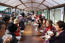 暖かい豚汁を頂く参加者のみなさん(ホームページ委員会撮影) 暖かい豚汁を頂く参加者のみなさん