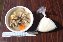 豚汁とおにぎりでお腹いっぱいです(ホームページ委員会撮影) 豚汁とおにぎりでお腹いっぱいです
