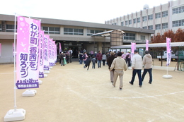 受付時間になって会場に参加者が集まってきました(ホームページ委員会撮影) 受付時間になって会場に参加者が集まってきました