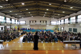 体育館での開会の様子(ホームページ委員会撮影) 体育館での開会の様子