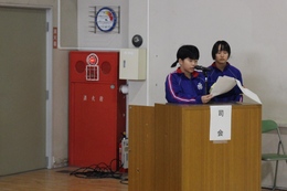 司会は中学生が務めました(ホームページ委員会撮影) 司会は中学生が務めました