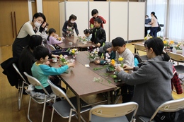 ワークショップ(花を生けよう)(ホームページ委員会撮影) ワークショップ(花を生けよう)