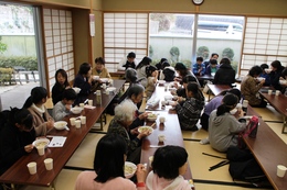 伝統食を食べよう(しっぽくうどん・ぜんざい)(ホームページ委員会撮影) 伝統食を食べよう(しっぽくうどん・ぜんざい)