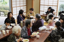 伝統食を食べよう(しっぽくうどん・ぜんざい)(ホームページ委員会撮影) 伝統食を食べよう(しっぽくうどん・ぜんざい)
