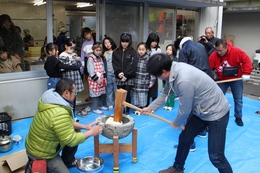 餅つき体験のお世話は「おやじの会」のみなさんです(ホームページ委員会撮影) 餅つき体験のお世話は「おやじの会」のみなさんです