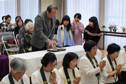 子ども達が焼香の仕方をじっと見ています(ホームページ委員会撮影) 子ども達が焼香の仕方をじっと見ています