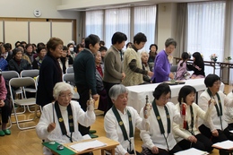 参加者全員の焼香が続きます(ホームページ委員会撮影) 参加者全員の焼香が続きます