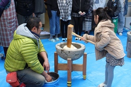餅つき体験(ホームページ委員会撮影) 餅つき体験