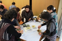 茶道を体験しようが始まりました(ホームページ委員会撮影) 茶道を体験しようが始まりました