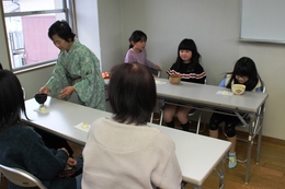 茶道を体験しよう(ホームページ委員会撮影) 茶道を体験しよう