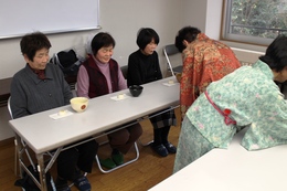茶道を体験しよう(ホームページ委員会撮影) 茶道を体験しよう