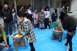 餅つき体験(ホームページ委員会撮影) 餅つき体験