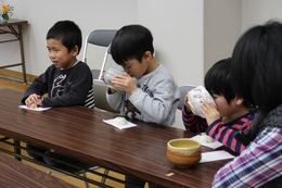 茶道を体験しよう(ホームページ委員会撮影) 茶道を体験しよう