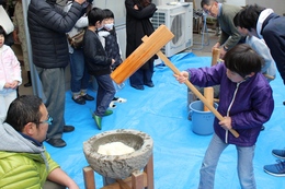 餅つき体験(ホームページ委員会撮影) 餅つき体験
