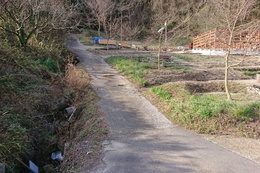 里山東側の登山道に車で進入して投棄しているようです(衛生組合協議会撮影) 里山東側の登山道に車で進入して投棄しているようです