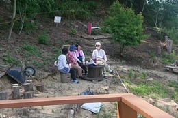 里山に遊びに来ていたこの方々が(衛生組合協議会撮影) 里山に遊びに来ていたこの方々が