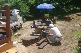 展望デッキ床張り作業(衛生組合協議会撮影) 展望デッキ床張り作業