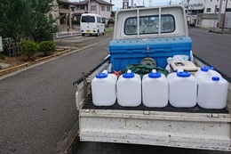 Cエリアの樹木には水やりを実施(衛生組合協議会撮影) Cエリアの樹木には水やりを実施