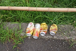 今回雑草の中に隠れていた空き缶(衛生組合協議会撮影) 今回雑草の中に隠れていた空き缶