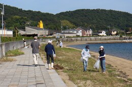 芝山大橋から西の海岸清掃実施(衛生組合協議会撮影) 芝山大橋から西の海岸清掃実施