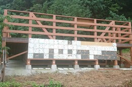 長雨がレリーフの裏に侵入したのが原因で剥がれました(衛生組合協議会撮影) 長雨がレリーフの裏に侵入したのが原因で剥がれました