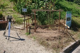看板設置準備作業の遣り方入れ(衛生組合協議会撮影) 看板設置準備作業の遣り方入れ