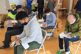 終了後の反省会でアンケート記入(ホームページ委員会撮影) 終了後の反省会でアンケート記入