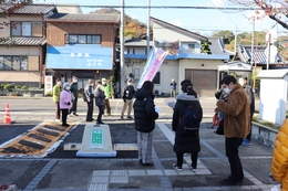 コミセンを出発(ホームページ委員会撮影) コミセンを出発