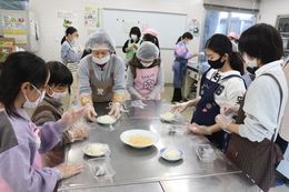 ここからは子ども達のおはぎ作り体験(ホームページ委員会撮影) ここからは子ども達のおはぎ作り体験