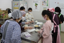 子ども達のおはぎ作り体験(ホームページ委員会撮影) 子ども達のおはぎ作り体験