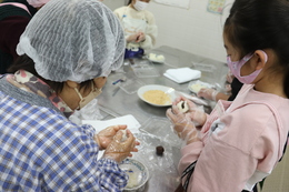 あんこを包んでいます(ホームページ委員会撮影) あんこを包んでいます