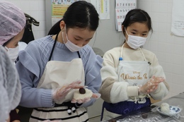 うまく包めるかな(ホームページ委員会撮影) うまく包めるかな