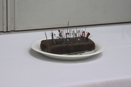 こんにゃくに刺された針(ホームページ委員会撮影) こんにゃくに刺された針
