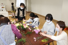 フラワーアレンジメント体験の様子(ホームページ委員会撮影) フラワーアレンジメント体験の様子